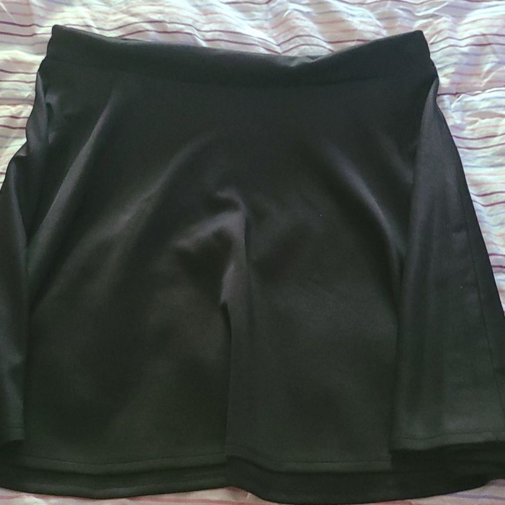 Black skater skirt with bow on the black . Size 1 x comes from a smoke free 🏡